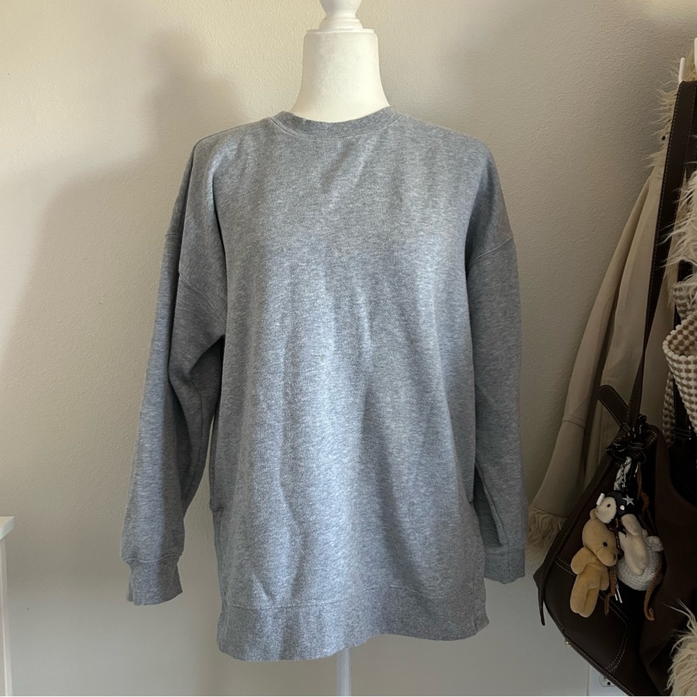 Victoria’s Secret Pullover Sweatshirt in Light Grey Size M Casual Simple Basic